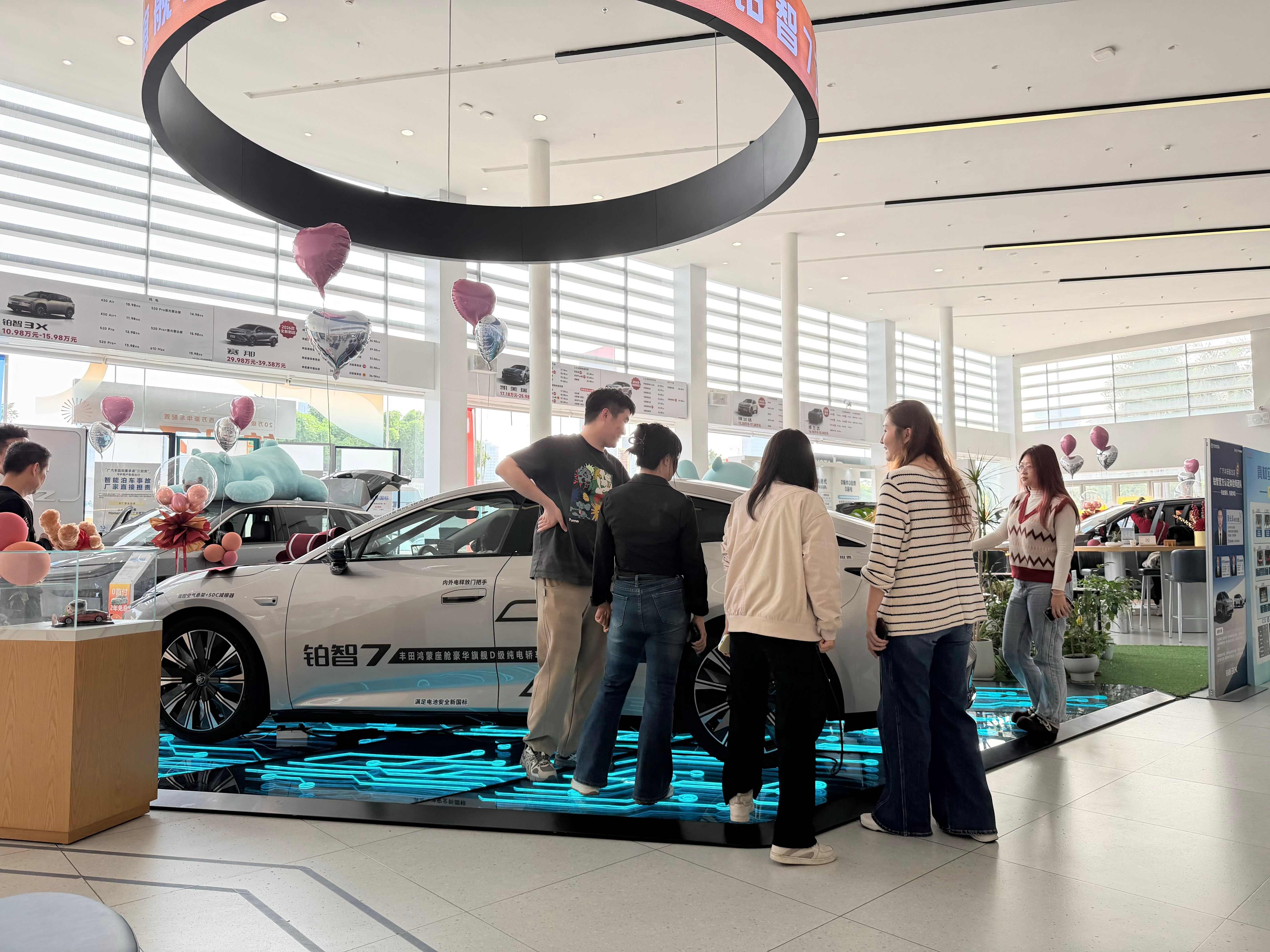 丰田铂智7实车全面到店陪朋友去店里看了下，内饰全是真皮实木，这怎么比，直接下定，