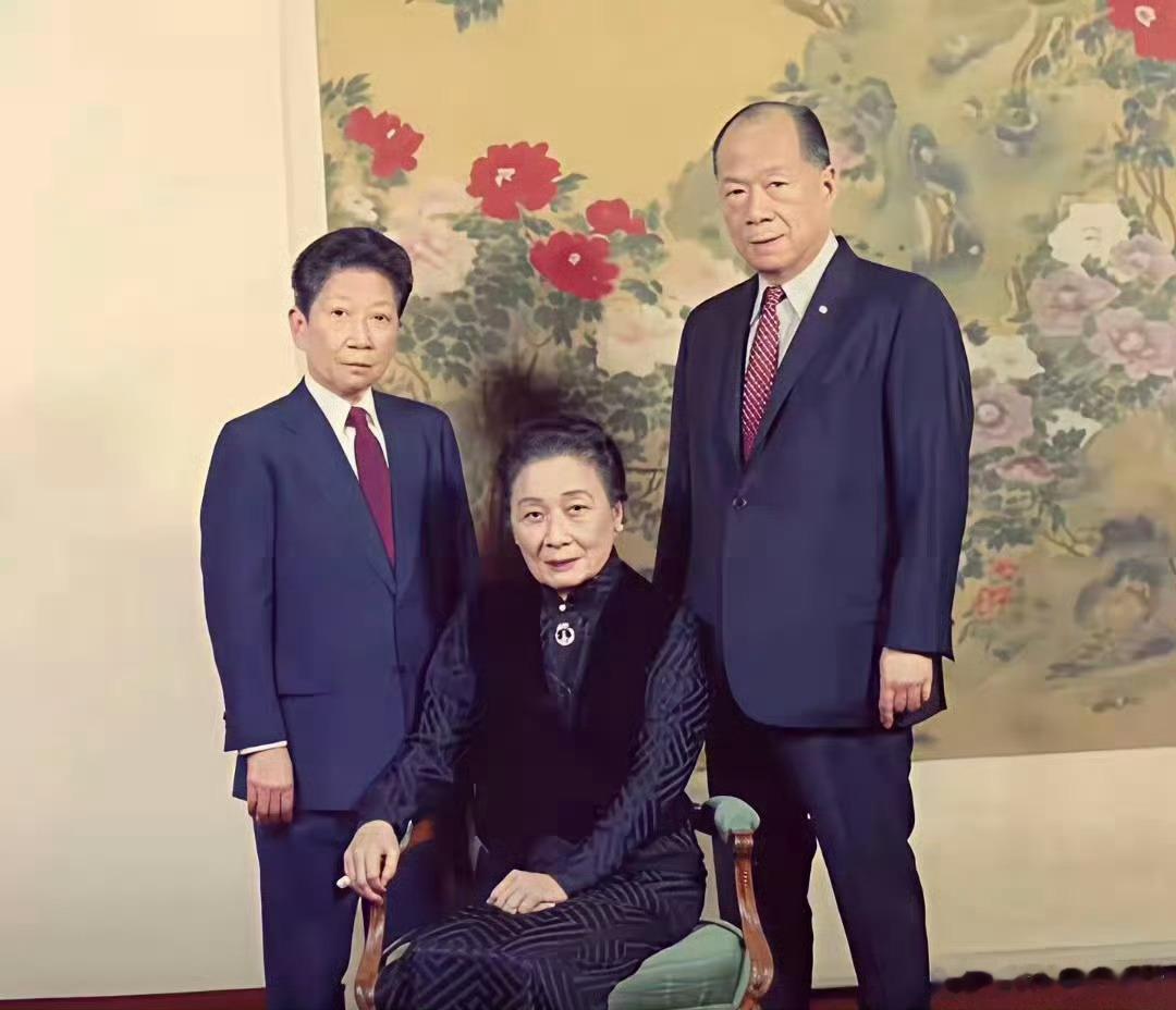 1987年，美国。宋美龄与孔令侃和孔令伟的合影。“二孔”是民国财阀孔祥熙的两个孩