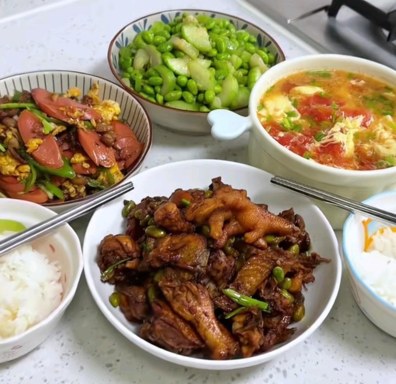 婆婆用心打理的一日三餐上桌啦！一桌桌家常菜肴，色香味俱全。海鲜、热炒、鲜汤