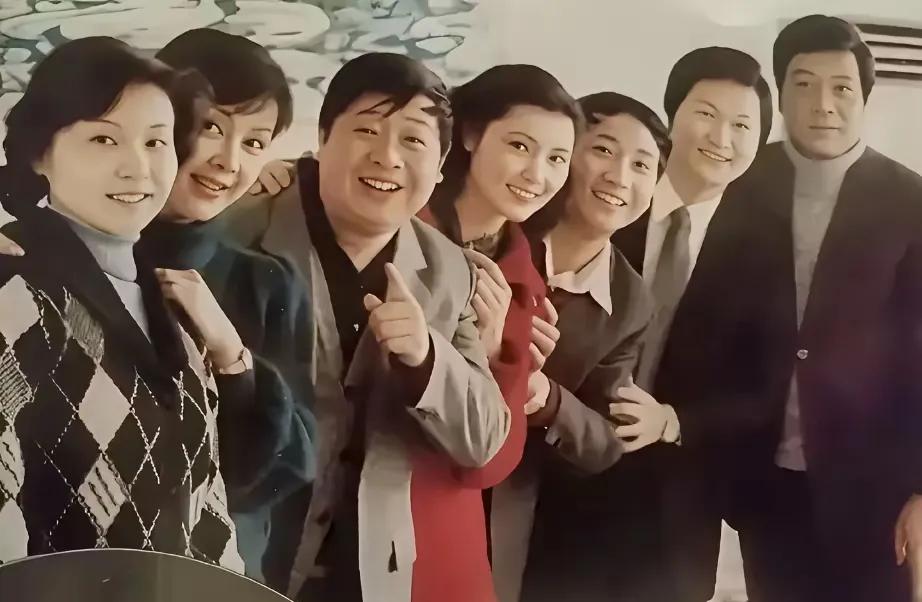 这张合影太珍贵了你们能不能认出都是那些人呢？我认出了马季和赵忠祥[捂脸哭]