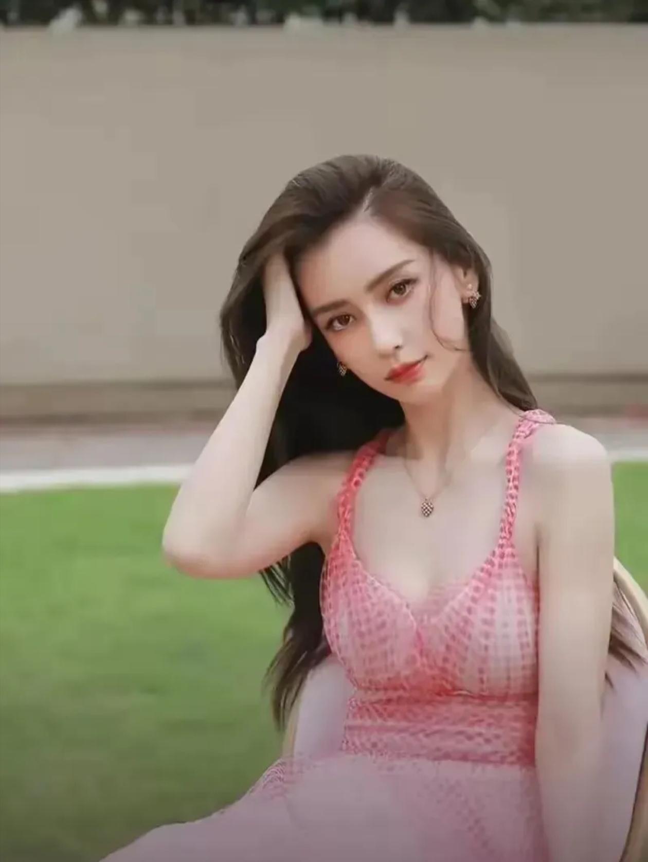杨颖的性感，从不是直白的张扬很多人对性感的理解，是浓烈直白的诱惑，可杨颖这几
