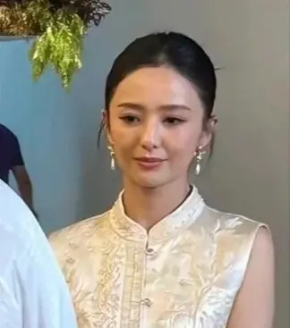 参加董璇婚礼的佟丽娅若有所思
