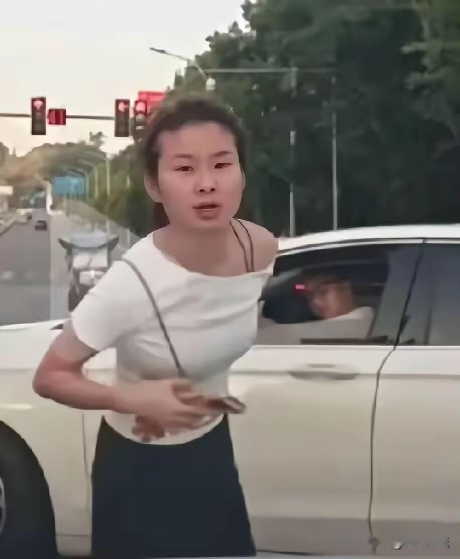 这是重庆拦车加塞女陈小姐，她今年25岁，人长得还可以，眼睛不算小，有点长三角形；