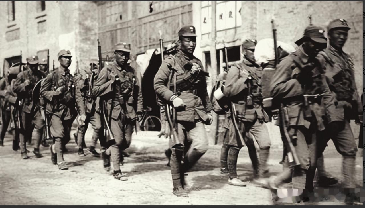 1935年，遵义战场，红军趁着天黑突袭敌军，摸进敌营一看，敌师长居然还在呼呼大睡