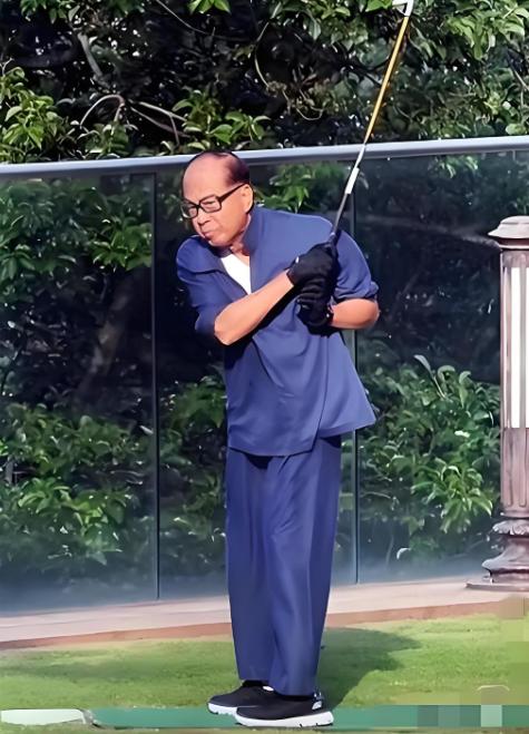 1996年，张子强绑架了李嘉诚的大儿子李泽钜，勒索20亿现金，李嘉诚却很淡定：“