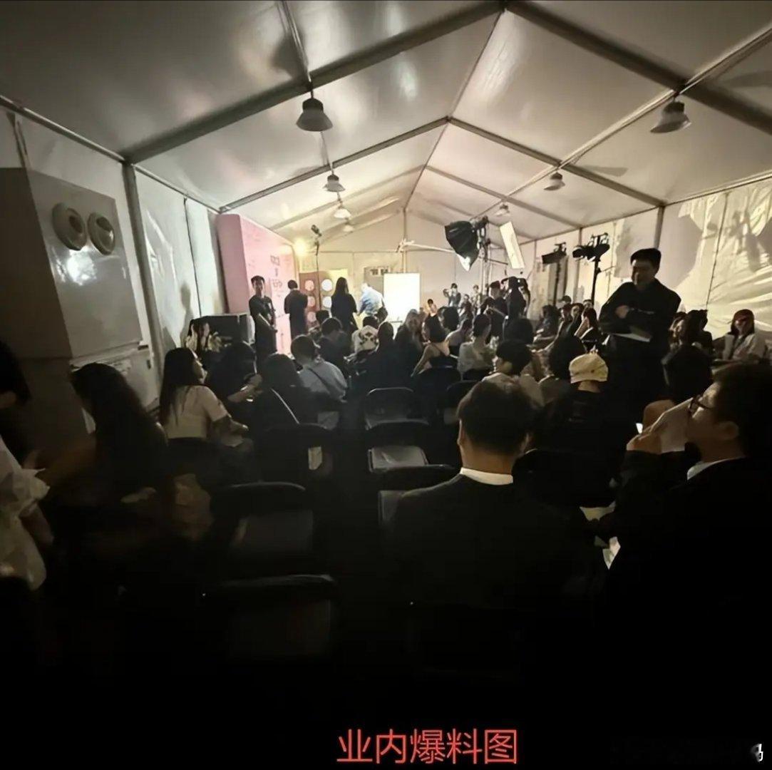 据业内爆料，某“二字话题女星”抢了古力娜扎的休息室，不管是娜扎经纪人，还是主办方