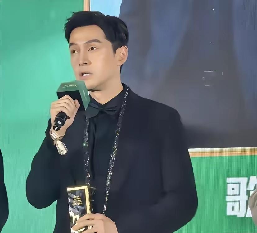 胡歌昨晚在白玉兰晚宴的发言，越听越让人觉得难受，不是他的态度卑微，是他说的话