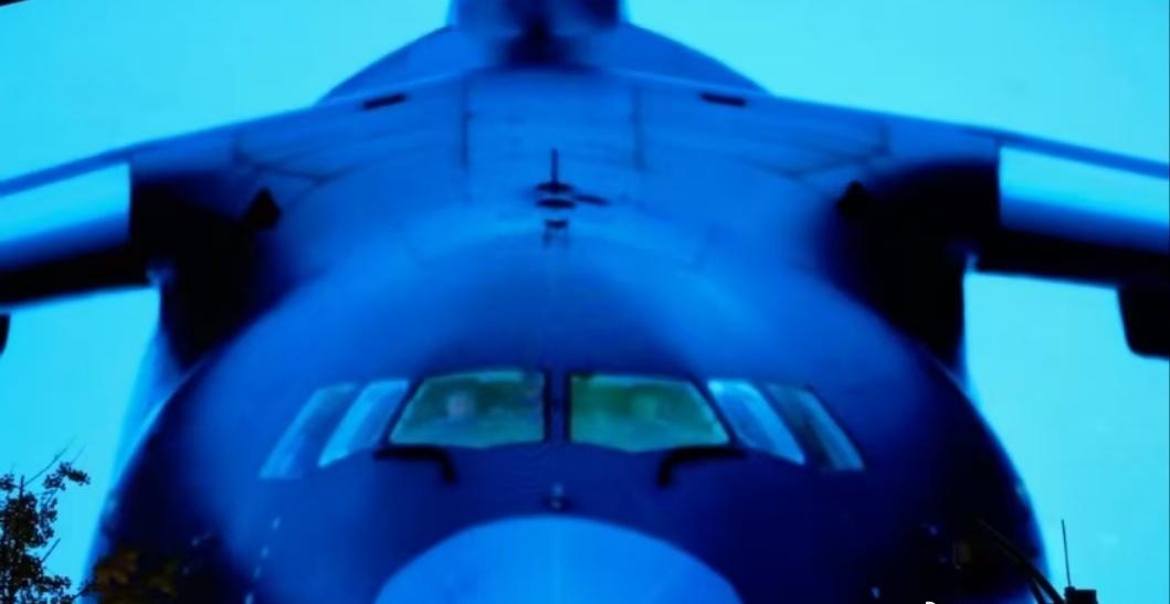 大国之翼同风而起，春熙路的这场展示太戳人！3D巨幕上的战机栩栩如生，搭配真实编队