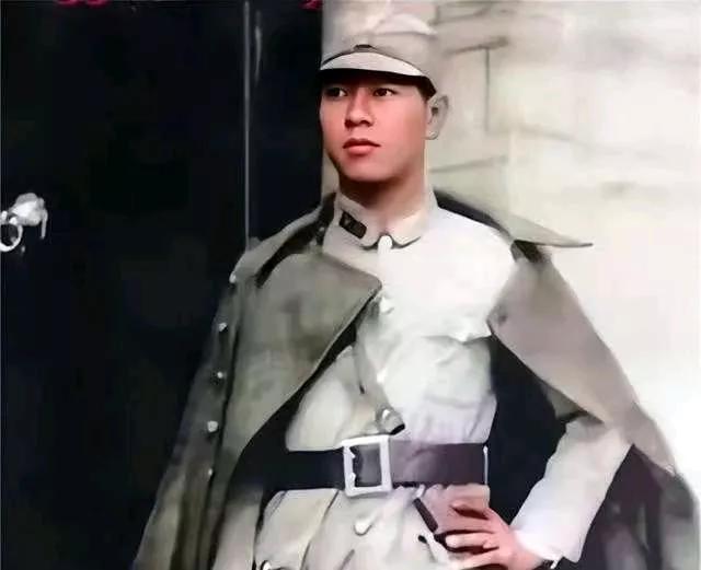 这位仪态非凡的抗日军官正是歌星谭咏麟的父亲谭江柏。1936年，谭江柏作为民国足