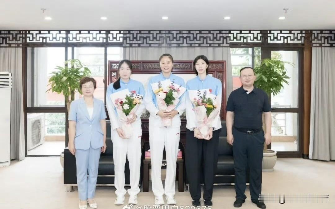 中国女排的排面真大啊！刚刚夺得亚运会冠军的中国女排队员，各自回到自己的家乡，都受