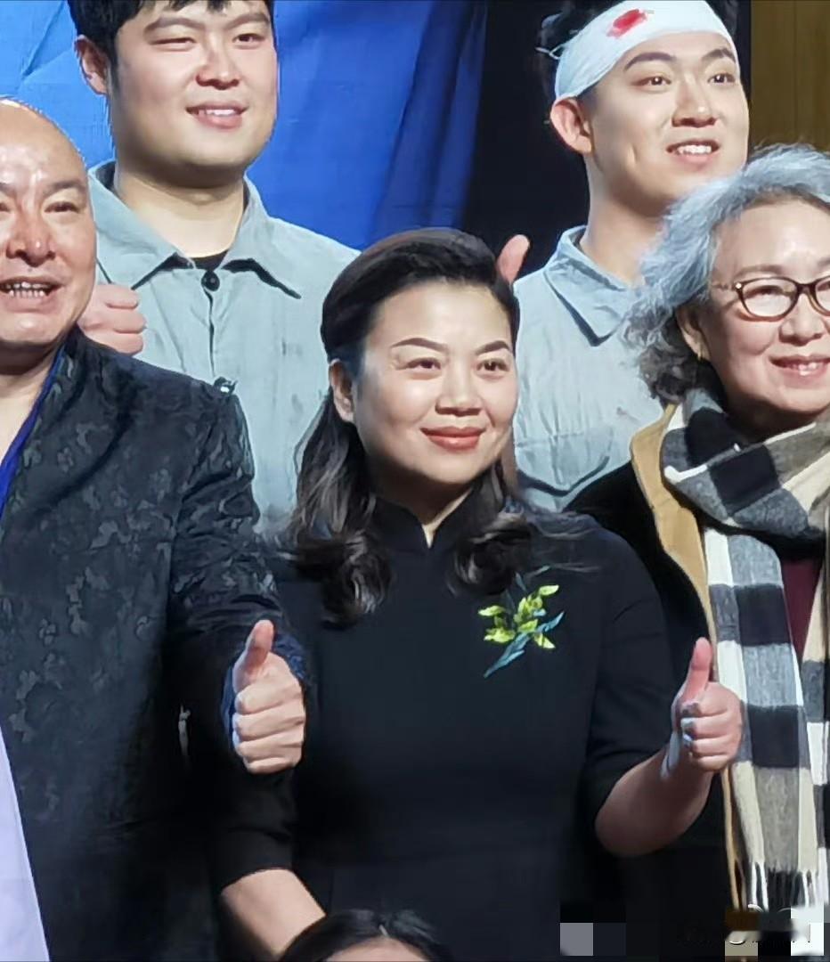 张也从没瘦过，但现在更胖了，这脸大得像磨盘，这肥硕的手臂比别人腿还粗，但穿旗袍也