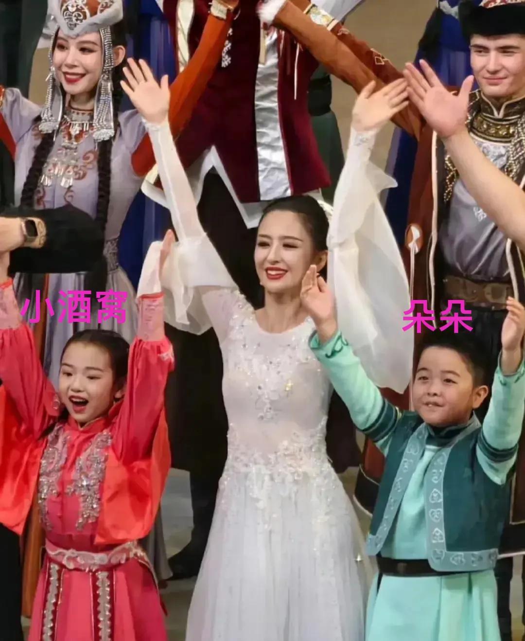 董璇怎么就能生出这么好看的女儿，佟丽娅怎么就能生出这么有喜感的儿子，两个孩子