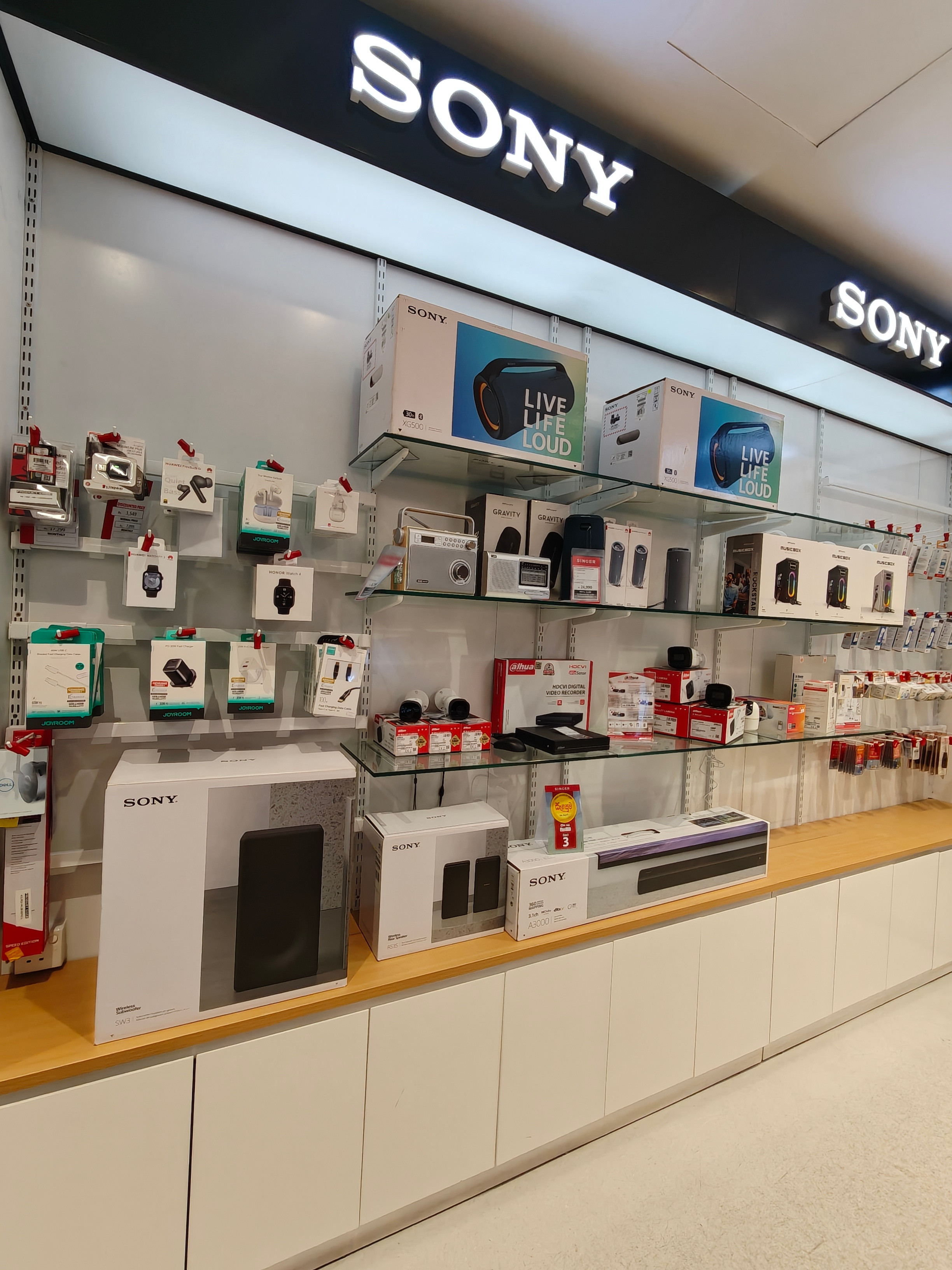 数码博主总是忍不住逛一下海外的「家电3C门店」看到在地的电视、白电、手机产品