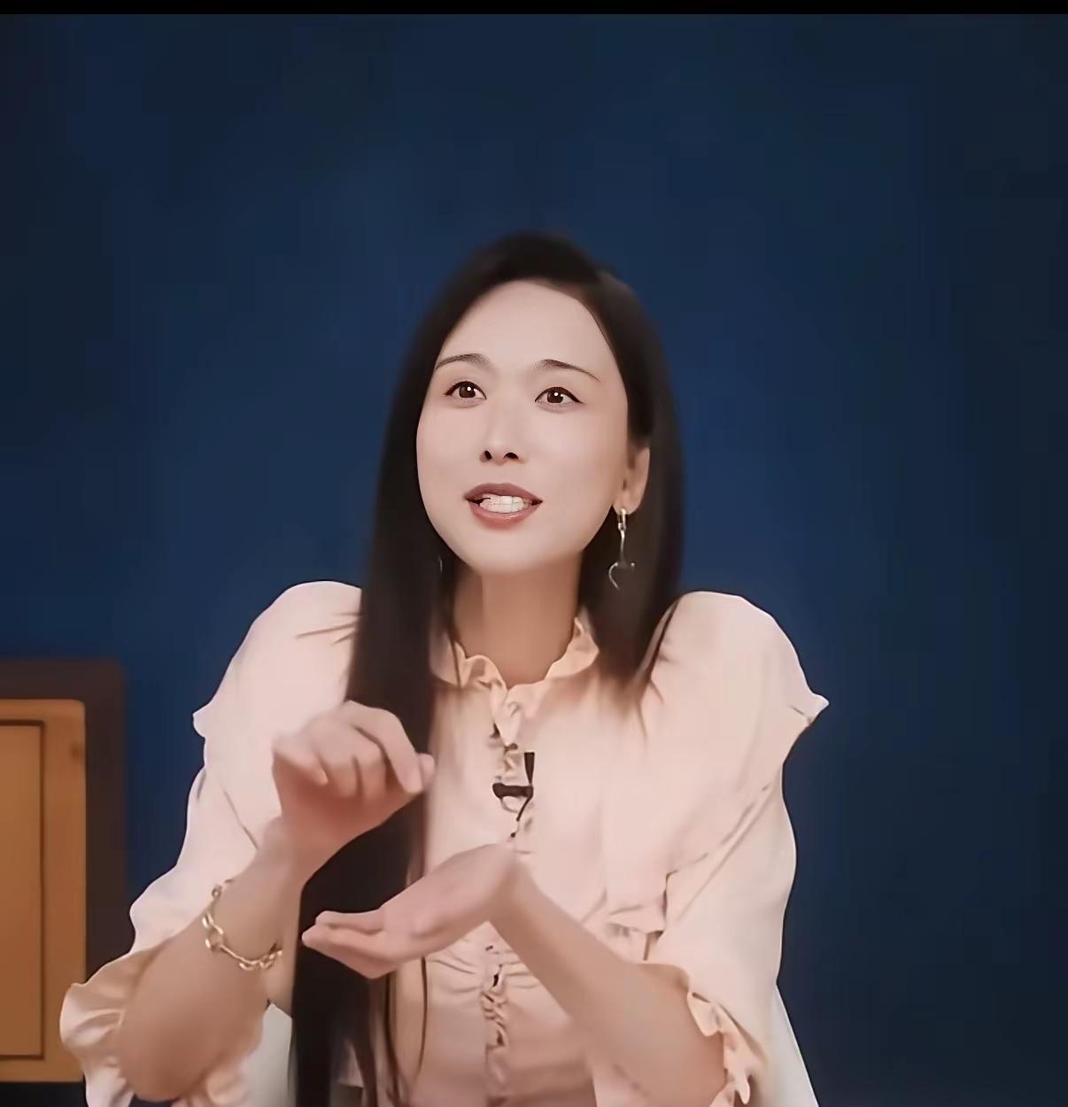人家五十多的大姐，这个时候还比美？怎么不说二十年前呢，哪个时候几个敢说人家不美