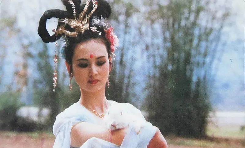 小时候觉得西游记里最美的是嫦娥，从天空下凡收服玉兔这段，惊为天人，一直觉得嫦娥