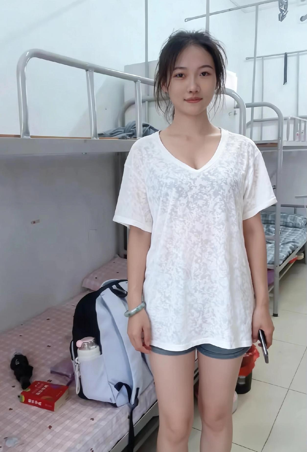 白衫晃过铁架床的银灰像云朵飘进拥挤的房间褶皱的布料裹着少女的骨架瘦却挺拔