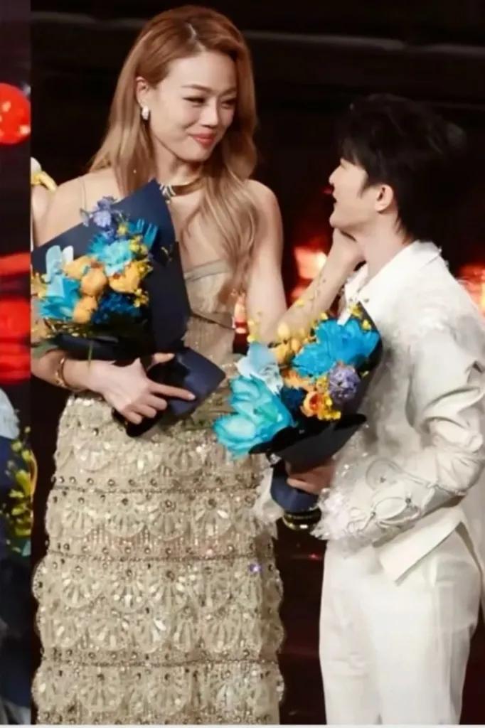 我就纳闷了，周深这体质在娱乐圈真是独一份的“怪”，简直是绯闻绝缘体。