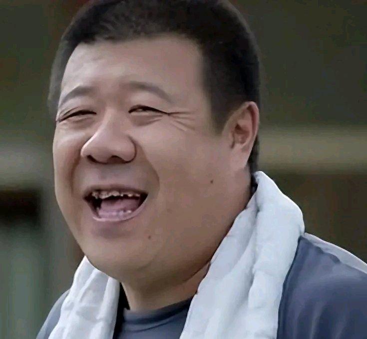 “许大马棒”秦卫东的人生比戏还精彩。他出身军人世家，从小在军区大院长大，4岁喝了