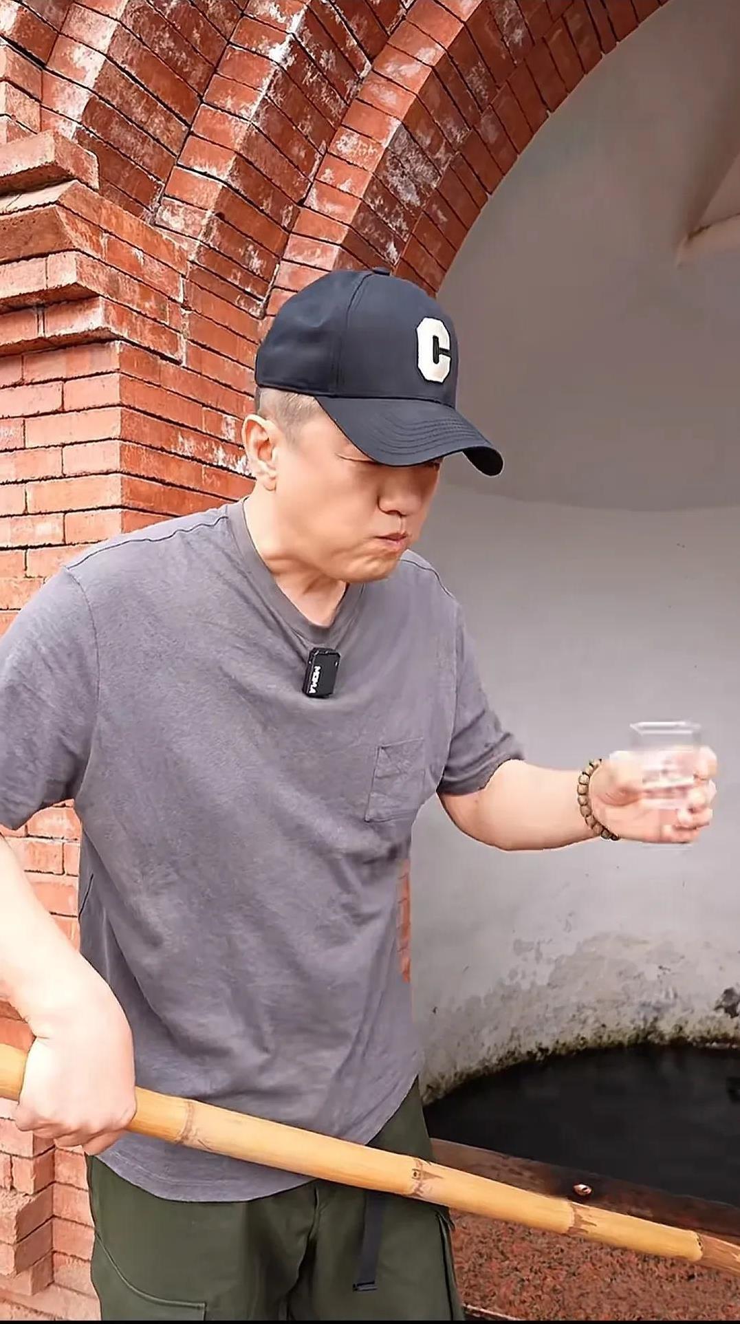 为了直播卖茶，李亚鹏到勐海第一圣泉打一桶水回去泡茶喝。更拼的是，或者说为了流量，