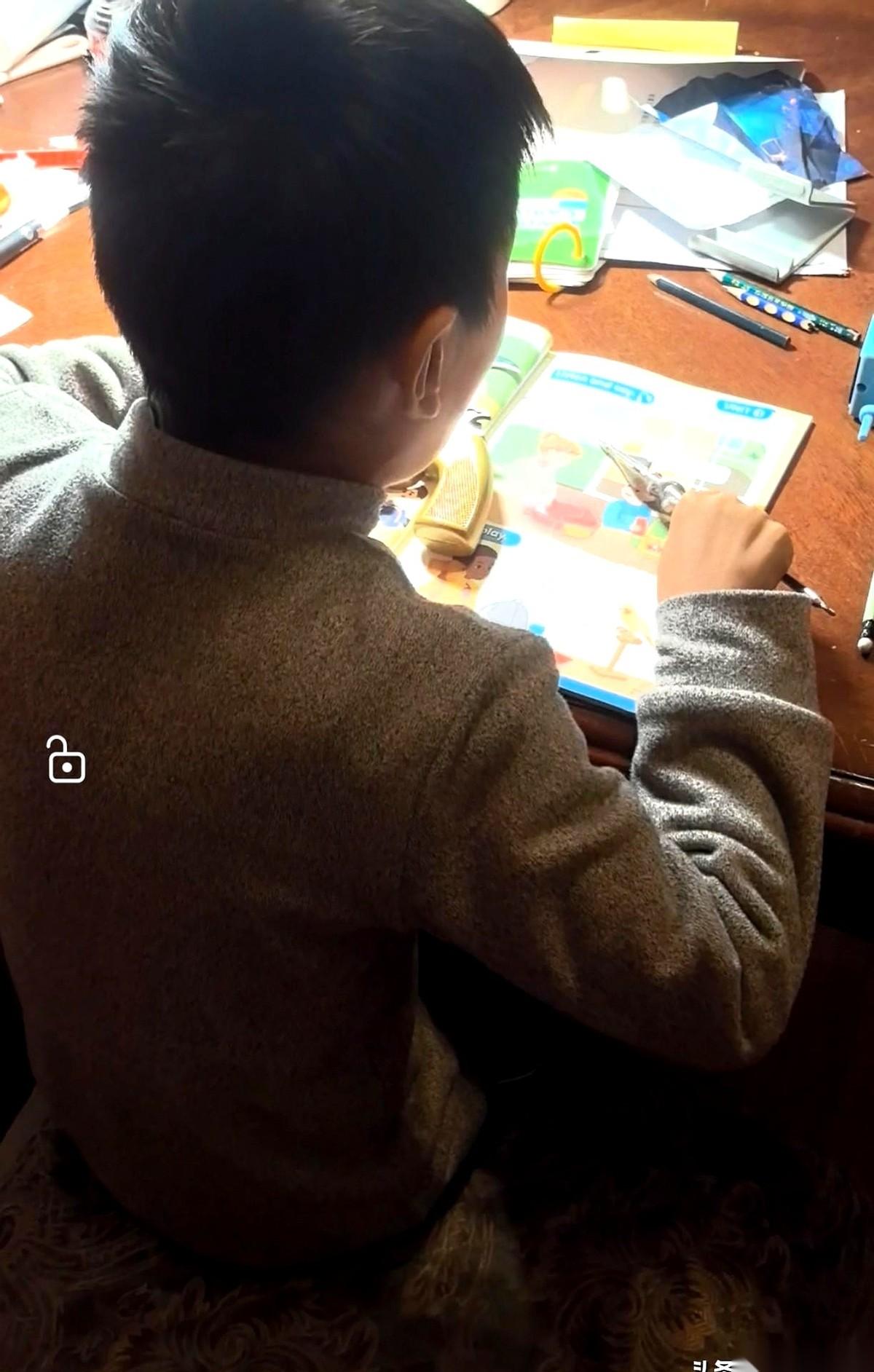 我儿子被同学把牙干掉了。然后，他回家一脸严肃地宣布：妈妈，我不学英语了。我脑