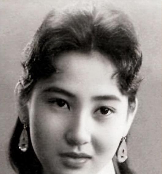 1918年，唐继尧让妻妾以打麻将的名义，将庾恩旸的美人妻子钱秀芬骗到家中。还没打