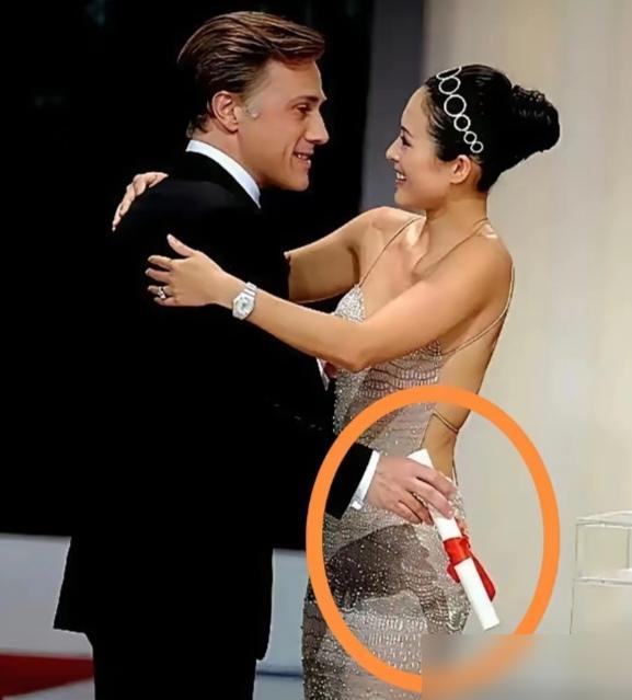 章子怡红毯互动细节爆火！没想到，前阵子国际红毯的一段小插曲，至今还在网上热传