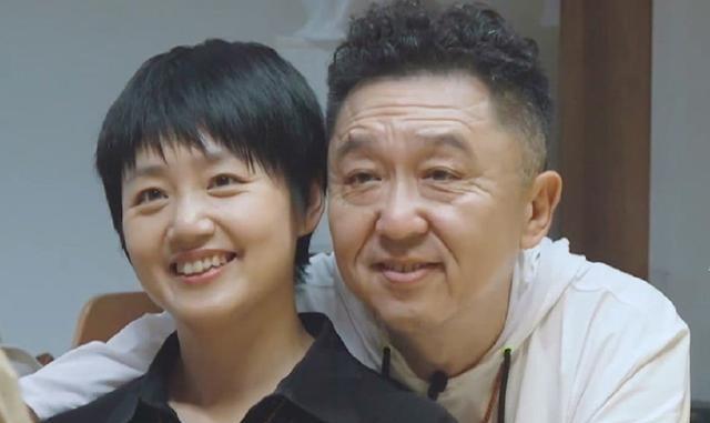 1998年，29岁、一穷二白的于谦爱上了19岁的白慧明。白父说：“我女儿不能找个