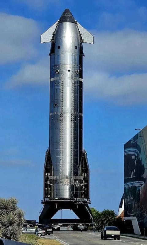 40层楼那么高，5000吨重，33台发动机一起点火——这枚火箭，下个月就要飞了。