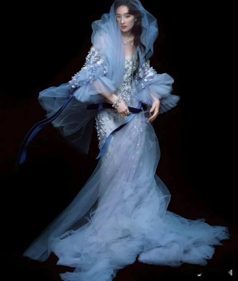 刘亦菲很惊艳的一组杂志图，犹如蓝色神秘仙女下凡。我个人特别喜欢她的颜值，怎么看怎