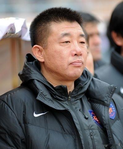 1994年甲A联赛揭幕，济南泰山将军队的郭侃峰，身披职业化之后泰山队第一件12号