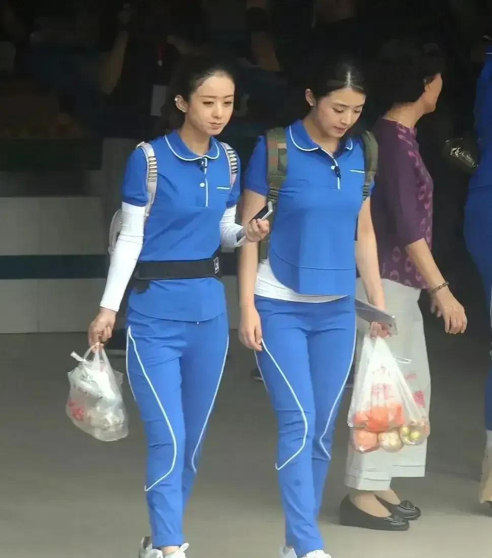 两人合照，才知道谁最漂亮。