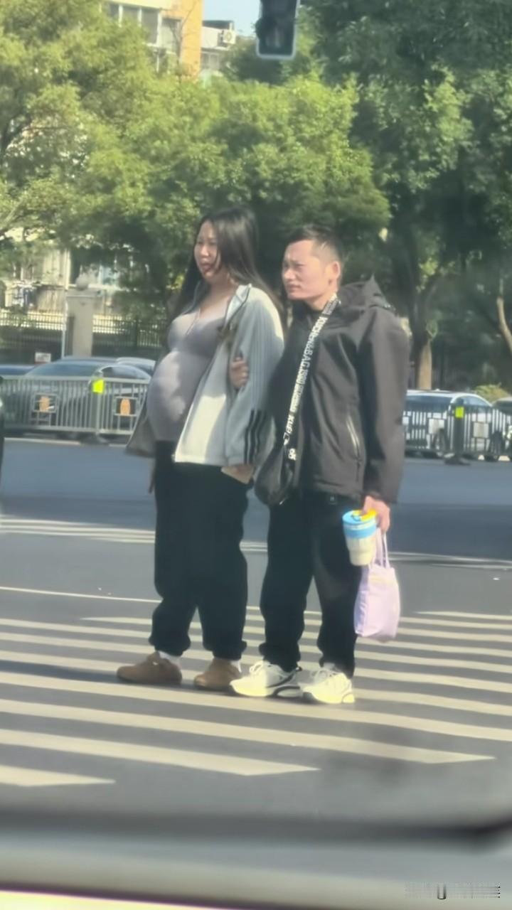 这才是平凡的幸福！女孩不嫌弃男孩个子矮、驼背，男孩也不嫌弃女孩微胖。女孩怀孕