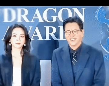 汤唯老公金泰勇的脸都快笑烂了，他的神态和肢体动作都在表明他爱惨了自己的老婆！汤唯