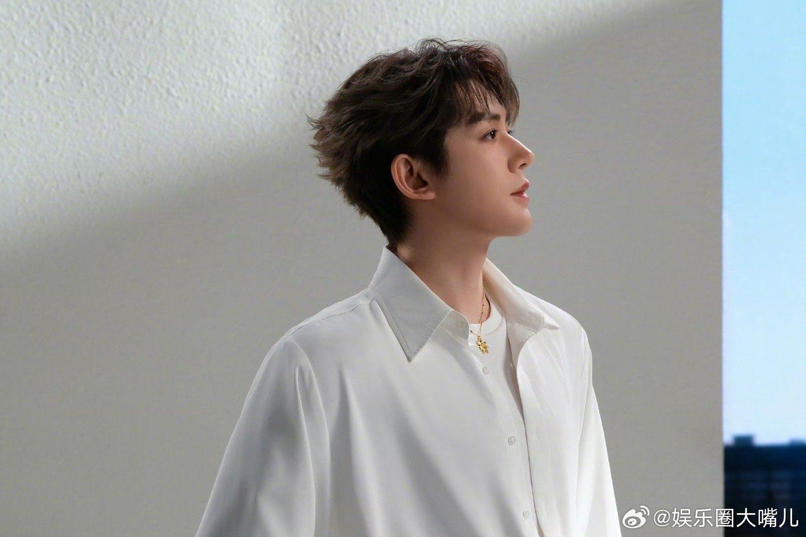 邓为戴银框眼镜太夯了银框眼镜这张图可以循环播放，每一帧都是不同的感觉。抬眼看人