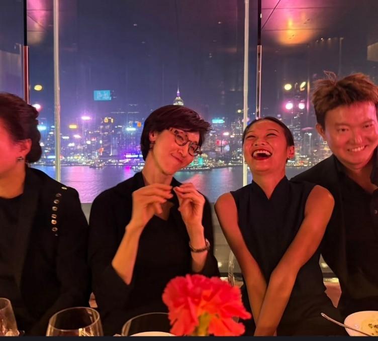 没有哪个刚离婚的女人会羡慕想要进入婚姻的女人。卢素英看似被金熙英抢走了老公，