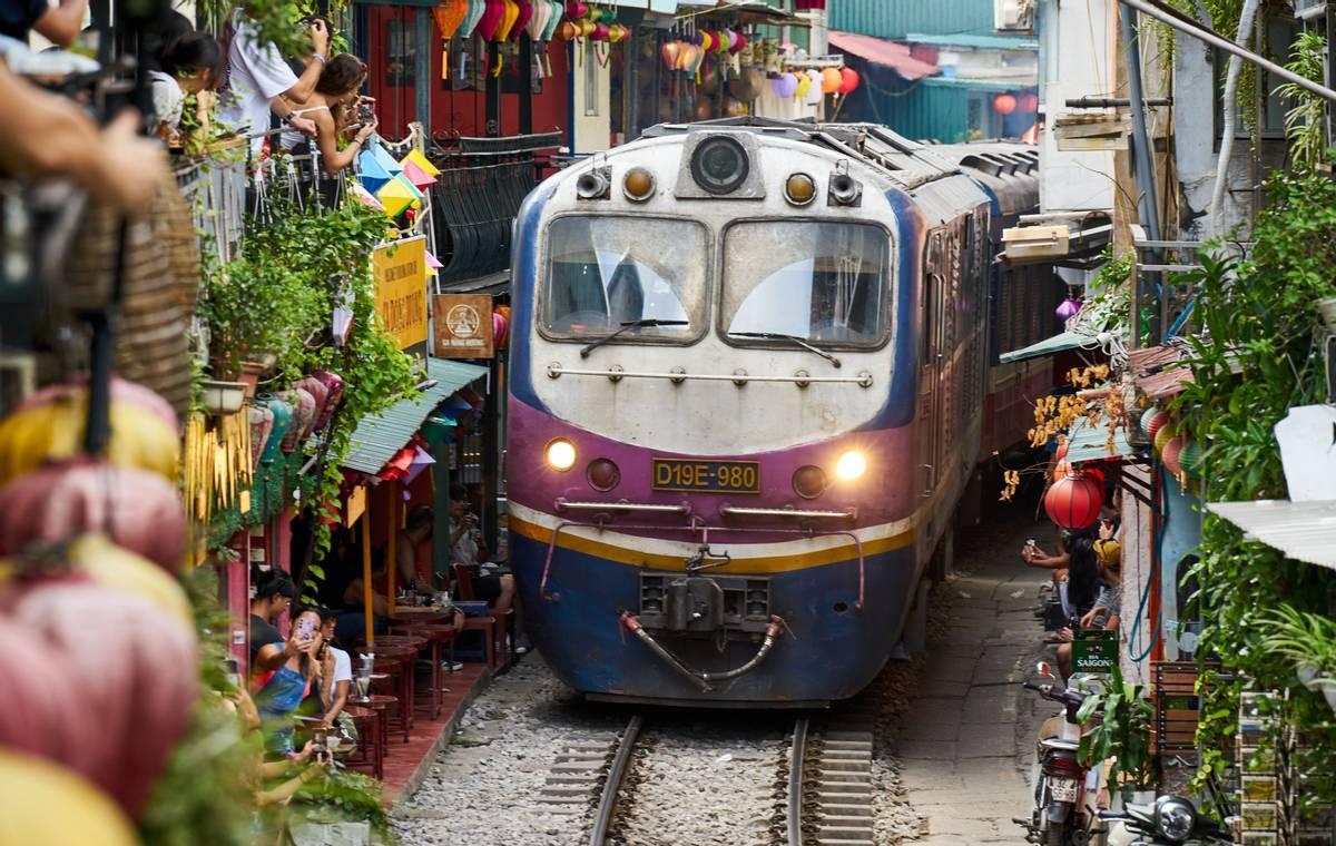 刚和德国西门子举杯签约的越南首富范日旺，八天后就把撤资申请摆在了政府桌上。这