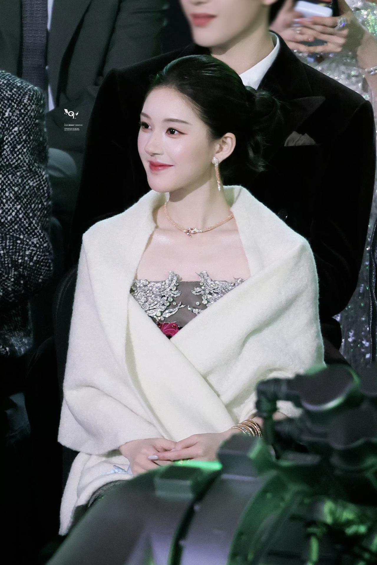 赵露思最新活动图[爱心]