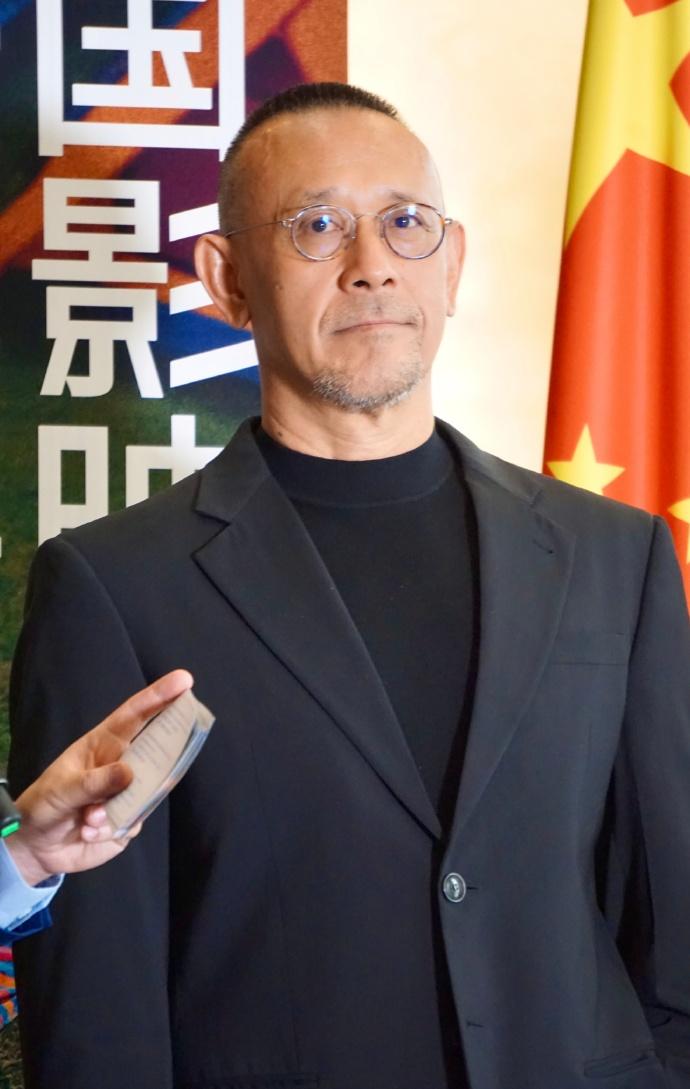 今天姜文和苏菲玛索一起出席影展，两位都穿了黑色的衣服，看起来都很酷。姜文里面