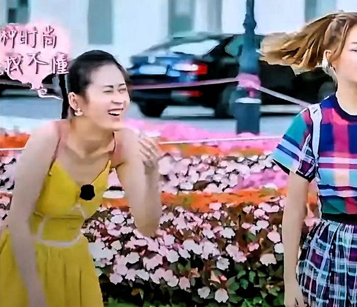 《妻子的浪漫旅行》第一季是帮妻子逃跑，现在是把妻子摁住硬秀。谁还记得这档综艺