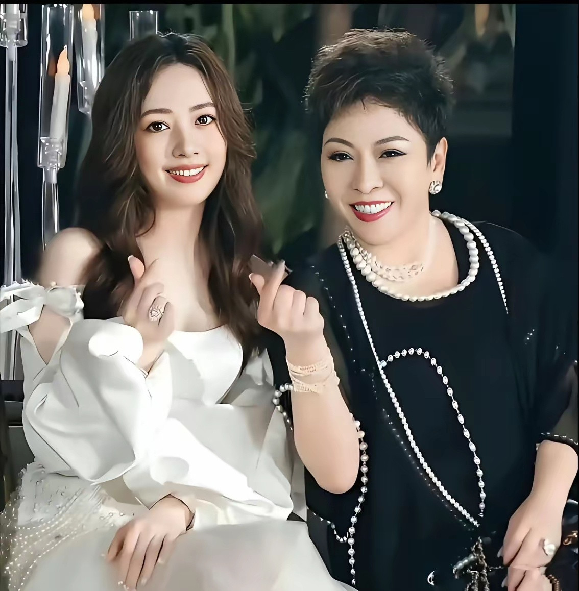 我问闺蜜:“向太对郭碧婷，到底好不好？”​闺蜜白了我一眼说:“向太把郭碧婷架起来