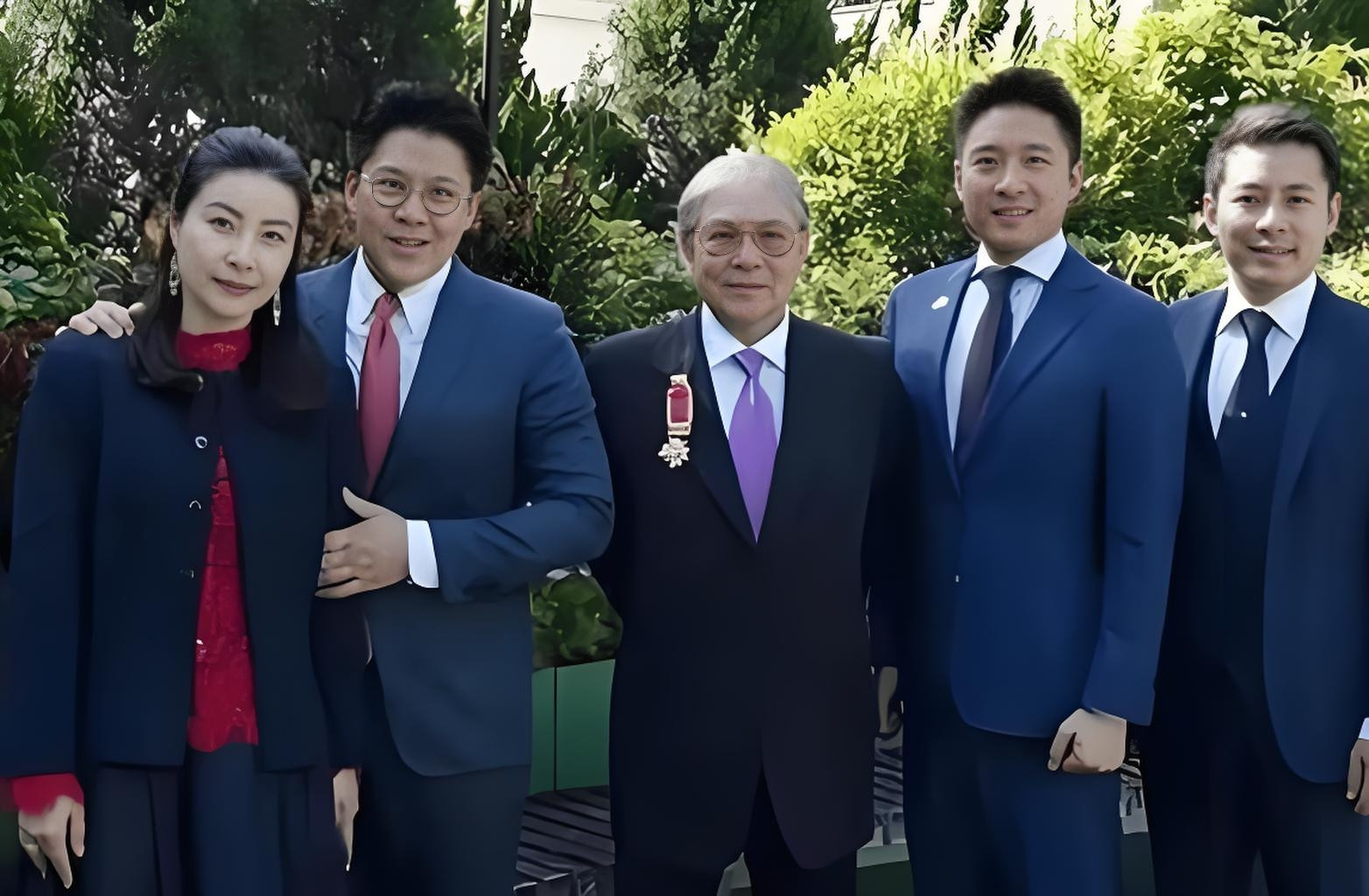 作为霍英东的儿子，霍震霆这一生做了2件大事，让霍家得以避开危机蓬勃发展。第一