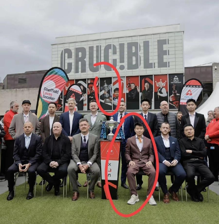 世锦赛16位种子选手合影，赵心童成了热门人物，还要夺冠节奏，现场到处是赵心童的元