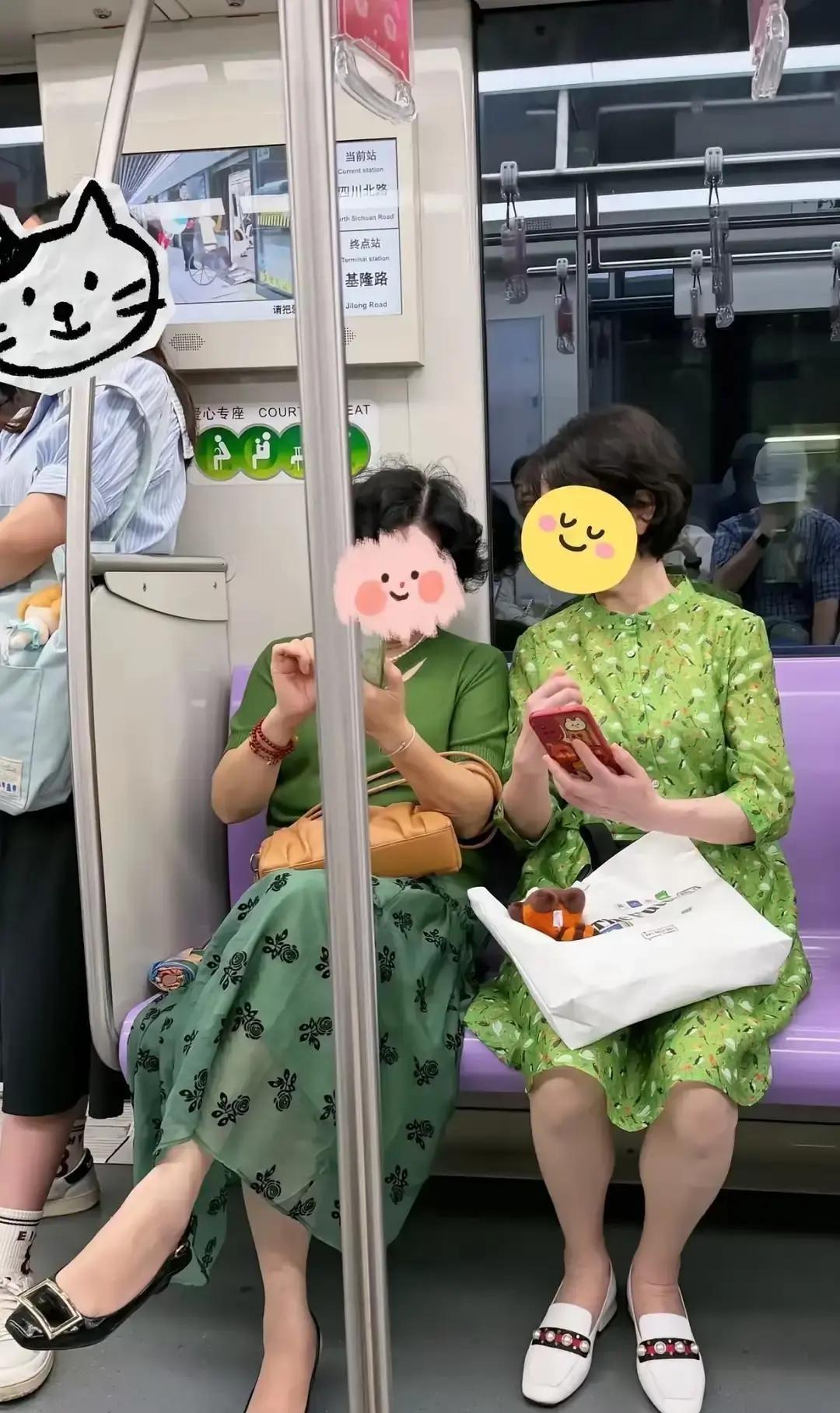 今天在地铁上碰见两个阿姨，真是结结实实给我上了一课。 明明穿得挺素净，身上连