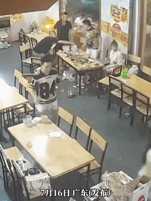 “冲动是魔鬼！”女子吃火锅和同桌男子发生口角，气不过的她朝对方泼了一杯开水。不料