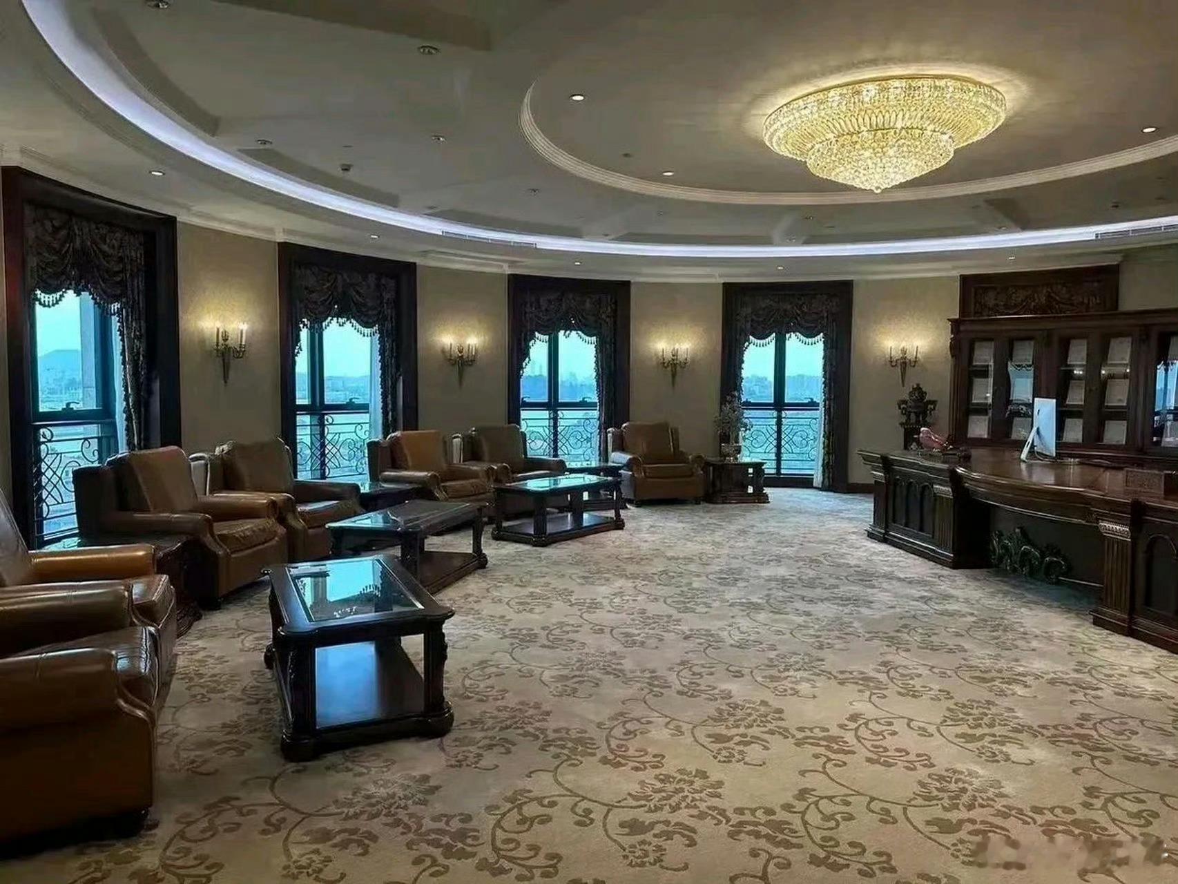 #许家印被曝奢靡日常#许家印曾拥有湾流G550等顶级公务机，单架造价约3亿人民币，用于全球公务出行。