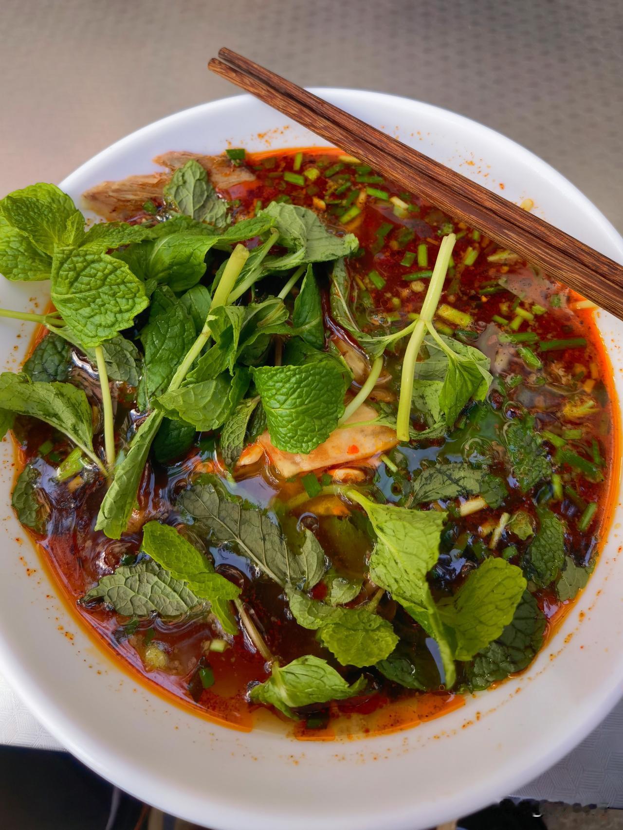 昆明五华区高新区，有一家二十年“正元面馆”老店，路过偶遇后决定去品尝试试。美