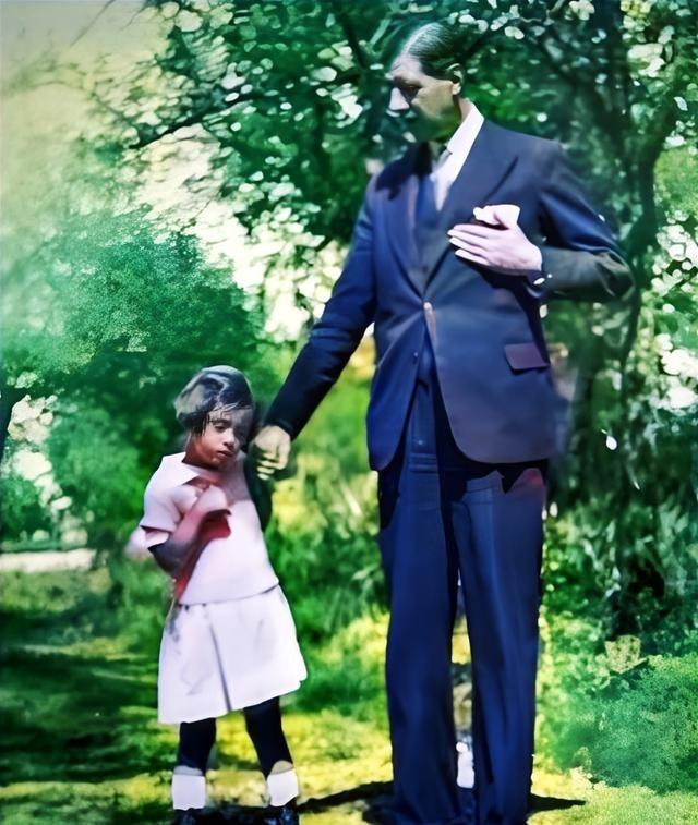 戴高乐将军的小女儿安娜患有唐氏综合征，有智力障碍，他拒绝把女儿送到专门收养所去照