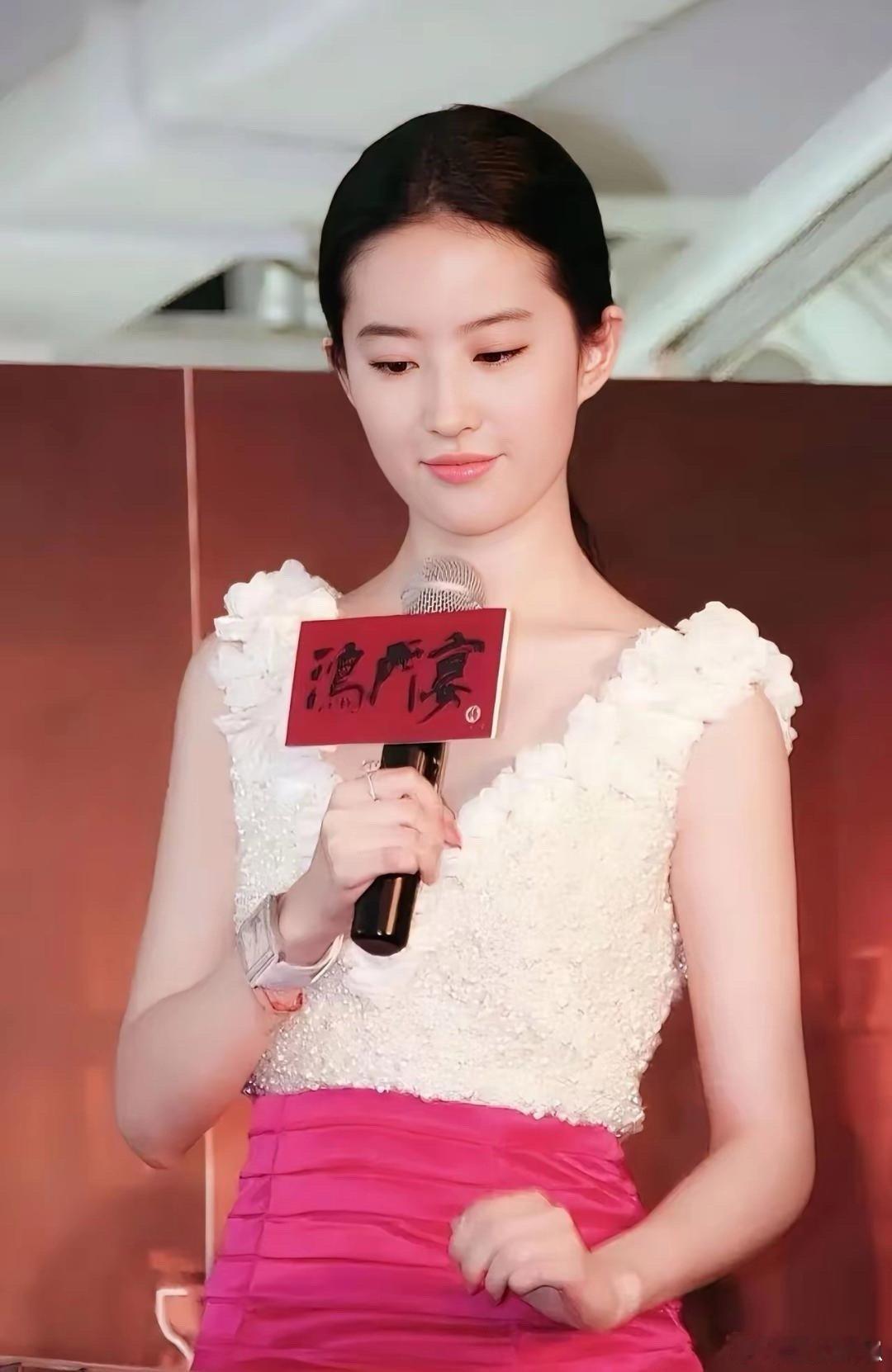 刘亦菲静坐沙发，身姿优雅尽显气韵，沉思的神情自带迷人氛围感。