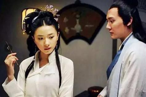 古装剧里青楼什么样？红灯笼高高挂，姑娘们弹琴唱曲儿，才子佳人眉目传情，运气好了还