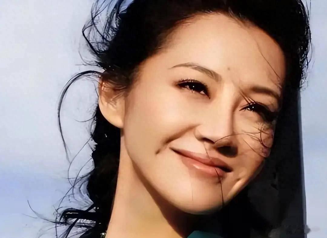 许晴，单论她个人的相来讲，也不错，骨点都是明显隆起的，整个相也周正饱满，但下巴尖，皮肤细腻嫩白，属于
